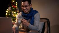 ブラックフライデーのメールを読む幸せなマーケター